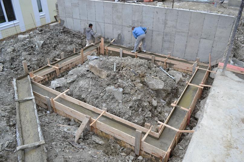 Укладывание бетона в фундамент
