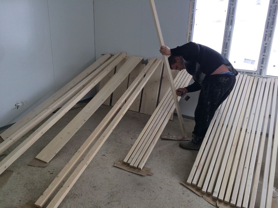 Подготовка деревянных заготовок для монтажа лестницы.