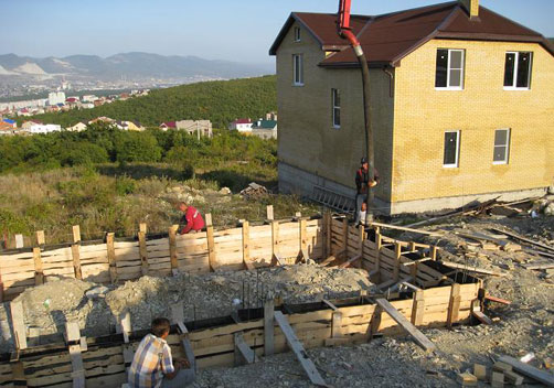 Начальная стадия строительных работ — производится планирование земельного учатска и разработка грунта под фундаменты